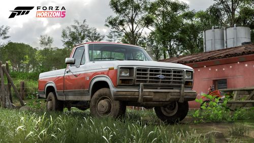 Ford F-150 XLT Lariat on the lawn in front of a house